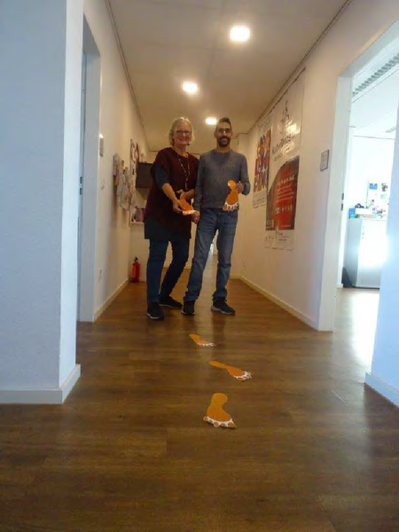 Mitarbeiter*innen des KSL Düsseldorf mit orangenen Fußabdrücken Nr2