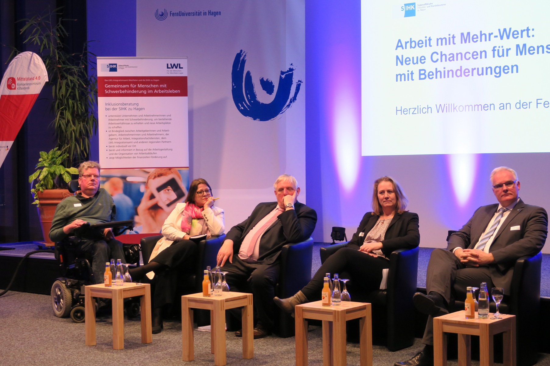 Das Bild zeigt die Diskussionsrunde mit Herrn Rößler, Herrn Laumann und anderen.