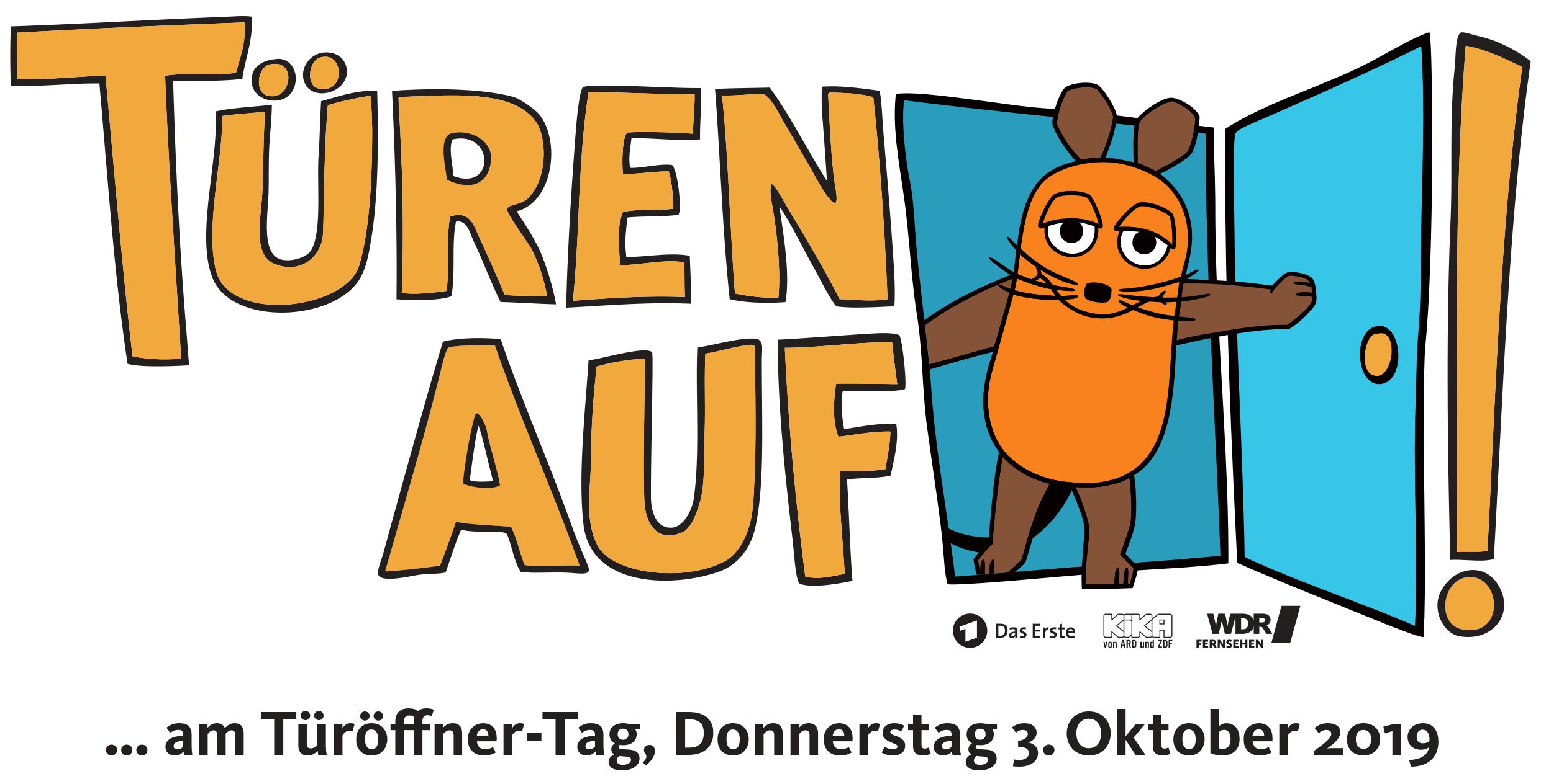 Die Maus steht in einer geöffneten Tür.