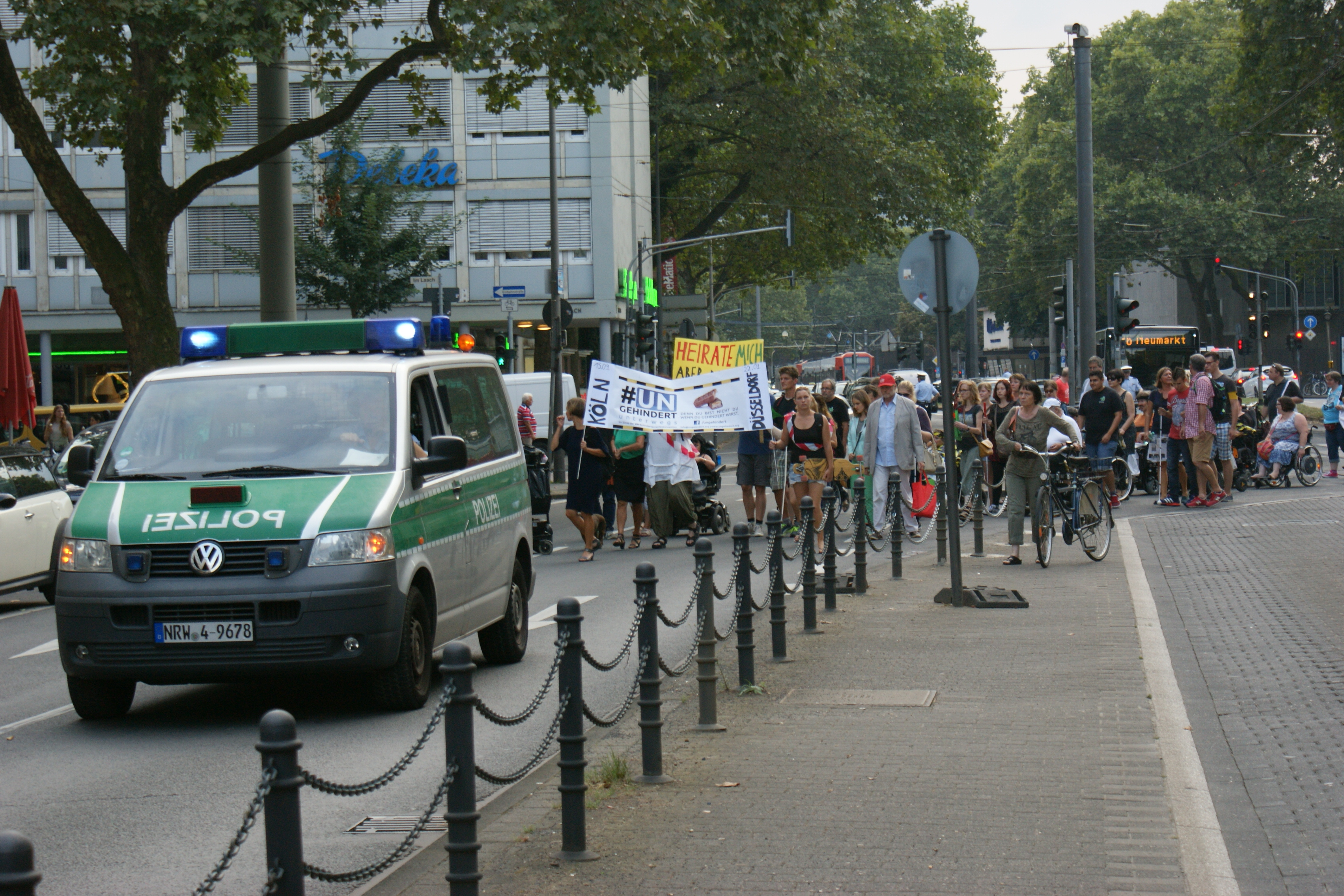 Protestzug von Menschen mit Behinderung durch die Straßen Kölns