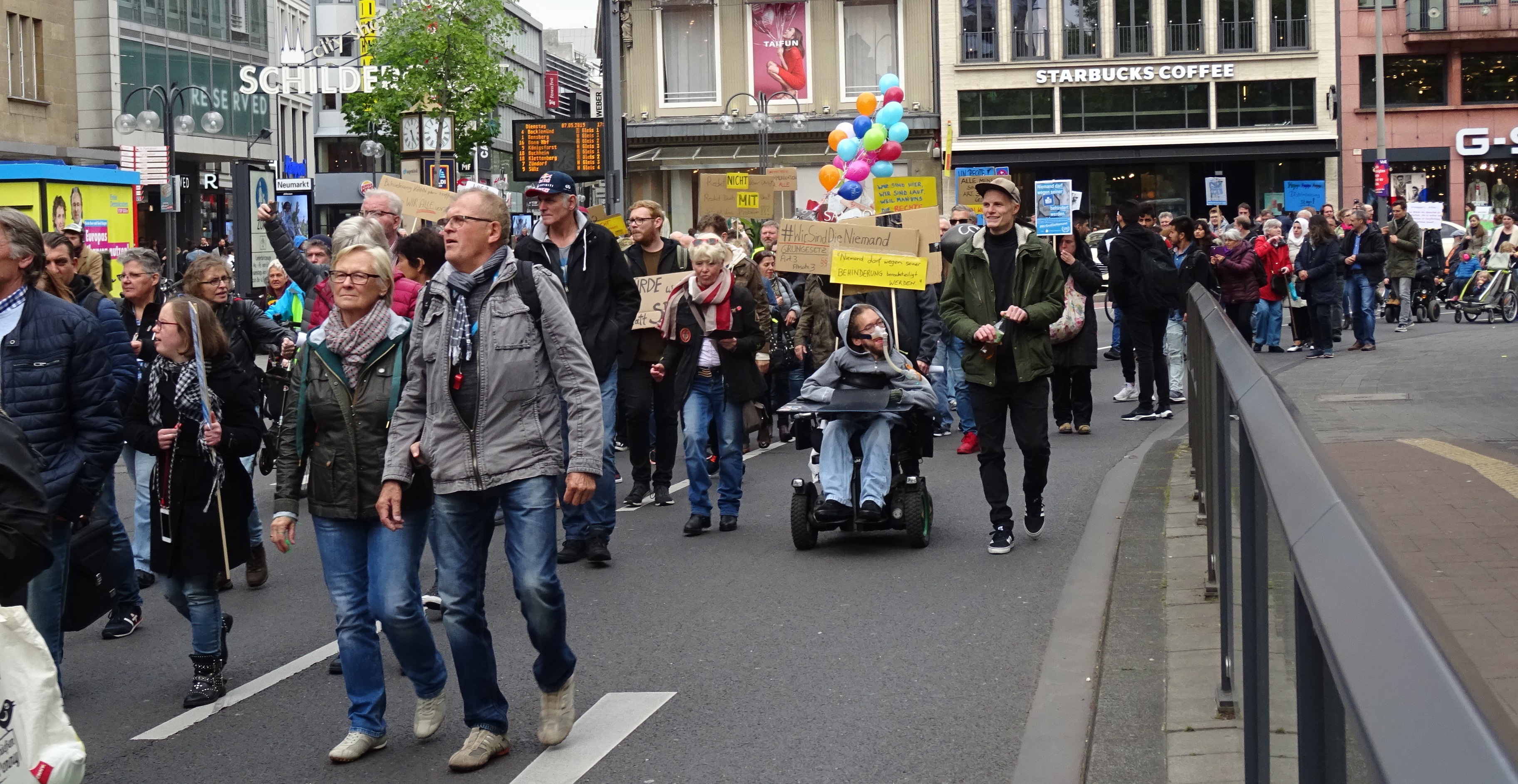 Protestzug zieht um den Kölner Neumarkt.