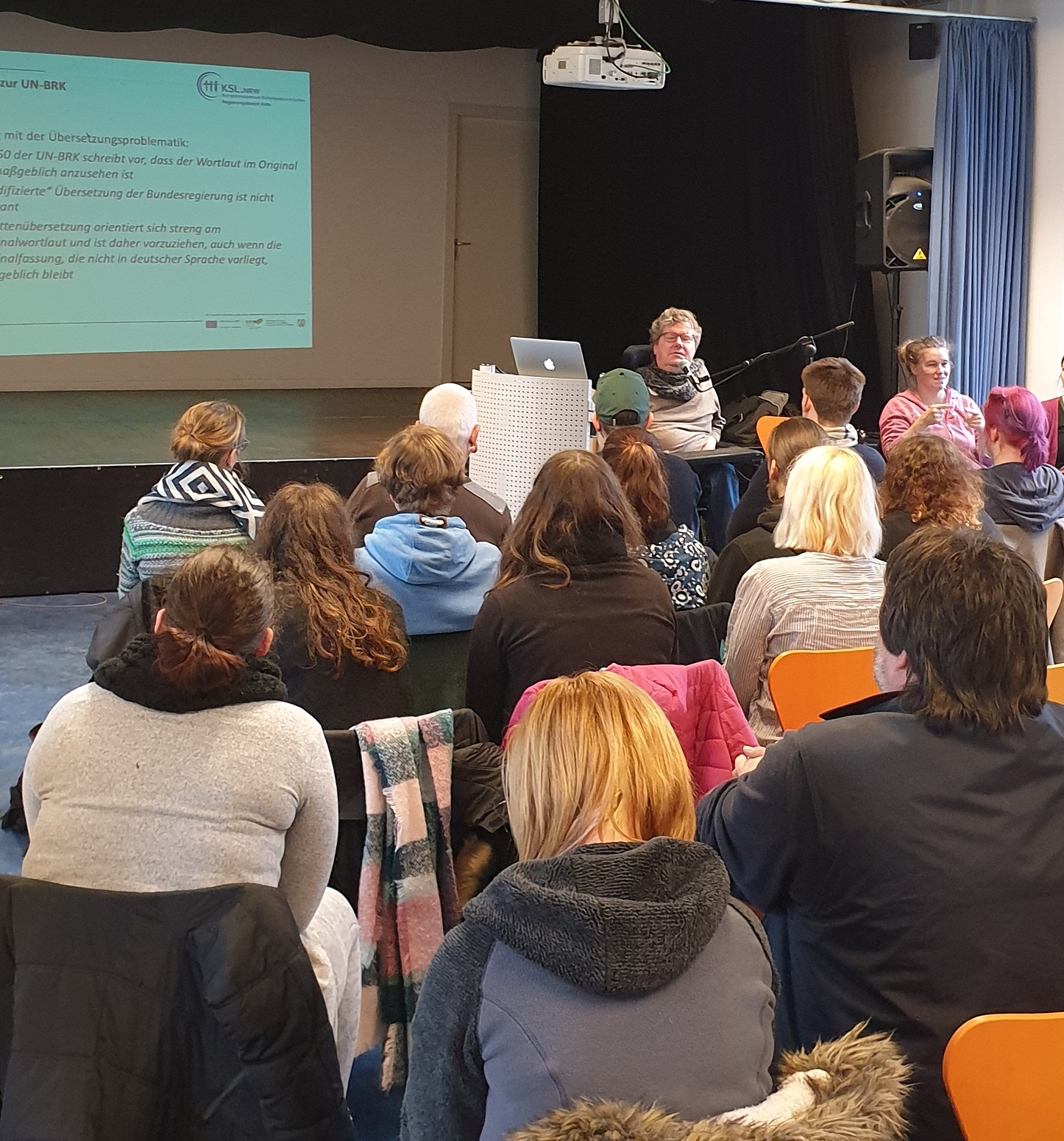 Herr Rößler bei seinem Vortrag in der Aula.