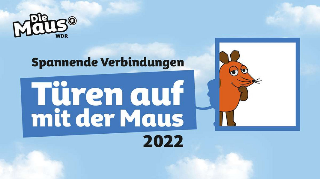 Die Maus schaut freundlich aus einer Tür hinaus.