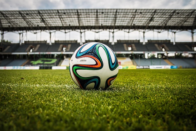 Fußball auf dem Rasen in einem Stadion