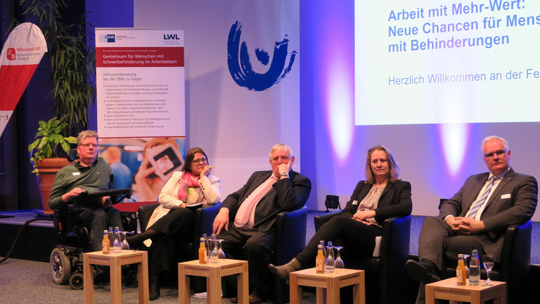 Das Bild zeigt die Diskussionsrunde mit Herrn Rößler, Herrn Laumann und anderen.