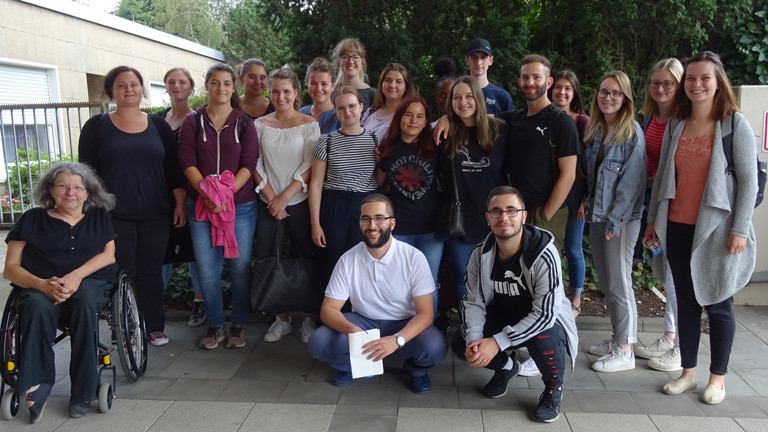 Gruppenbild der Schüler*innen der Krankenpflegeschule Köln-Porz und Ellen Romberg-Hoffmann vom KSL Köln