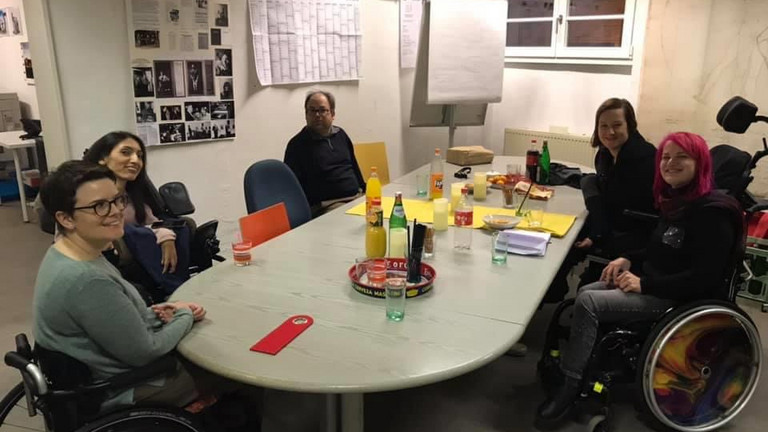 Fünf Personen treffen sich zum Assistenz-Stammtisch.