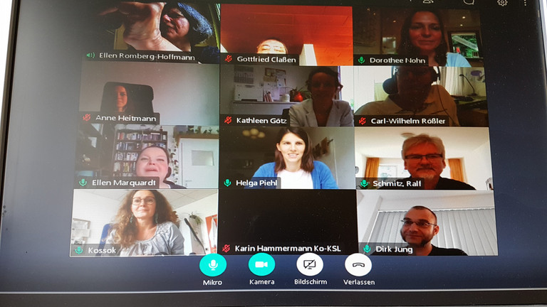 Es ist eine Bildaufnahme eines Bildschirms zu sehen, auf dem die Teilnehmenden des Praxisdialogs in der Videokonferenz gestreamt werden.