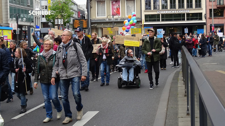 Protestzug zieht um den Kölner Neumarkt.