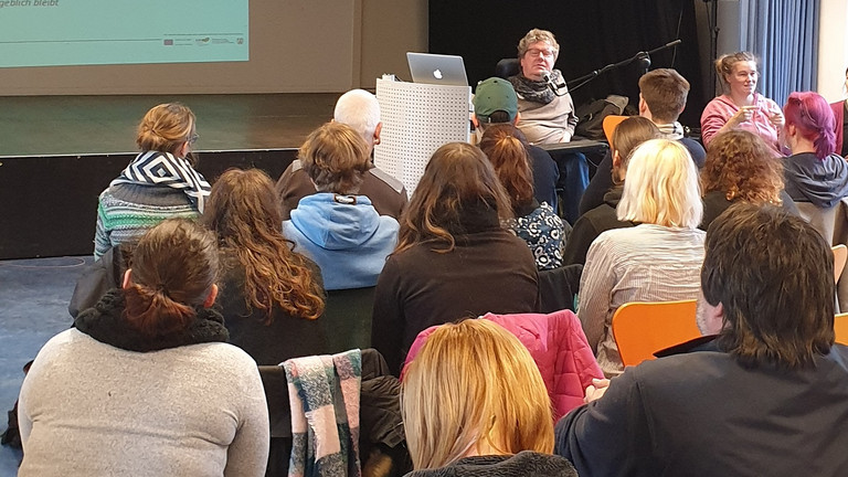 Herr Rößler bei seinem Vortrag in der Aula.