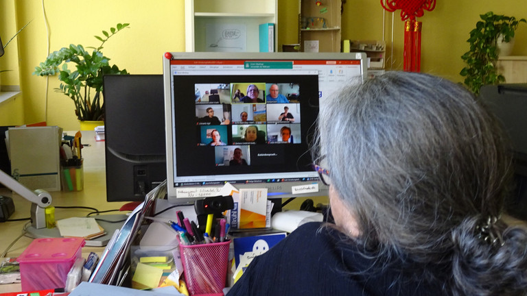 Ellen Romberg sitzt vor dem PC und nimmt an der Videokonferenz teil.