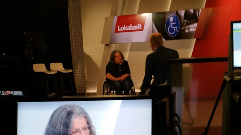 Ellen Romberg spricht mit dem Moderator im Studio.