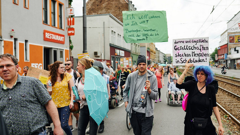 Demonstranten auf den Straßen Kölns