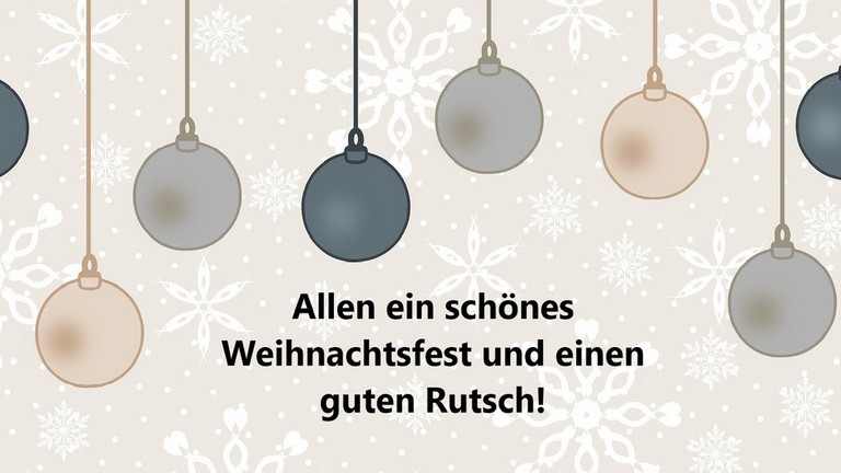 Weihnachtsgruß zwischen hängenden Weihnachtskugeln, Schneeflocken im Hintergrund