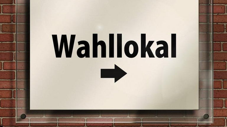 Ein Schild mit der Aufschrift "Wahllokal"