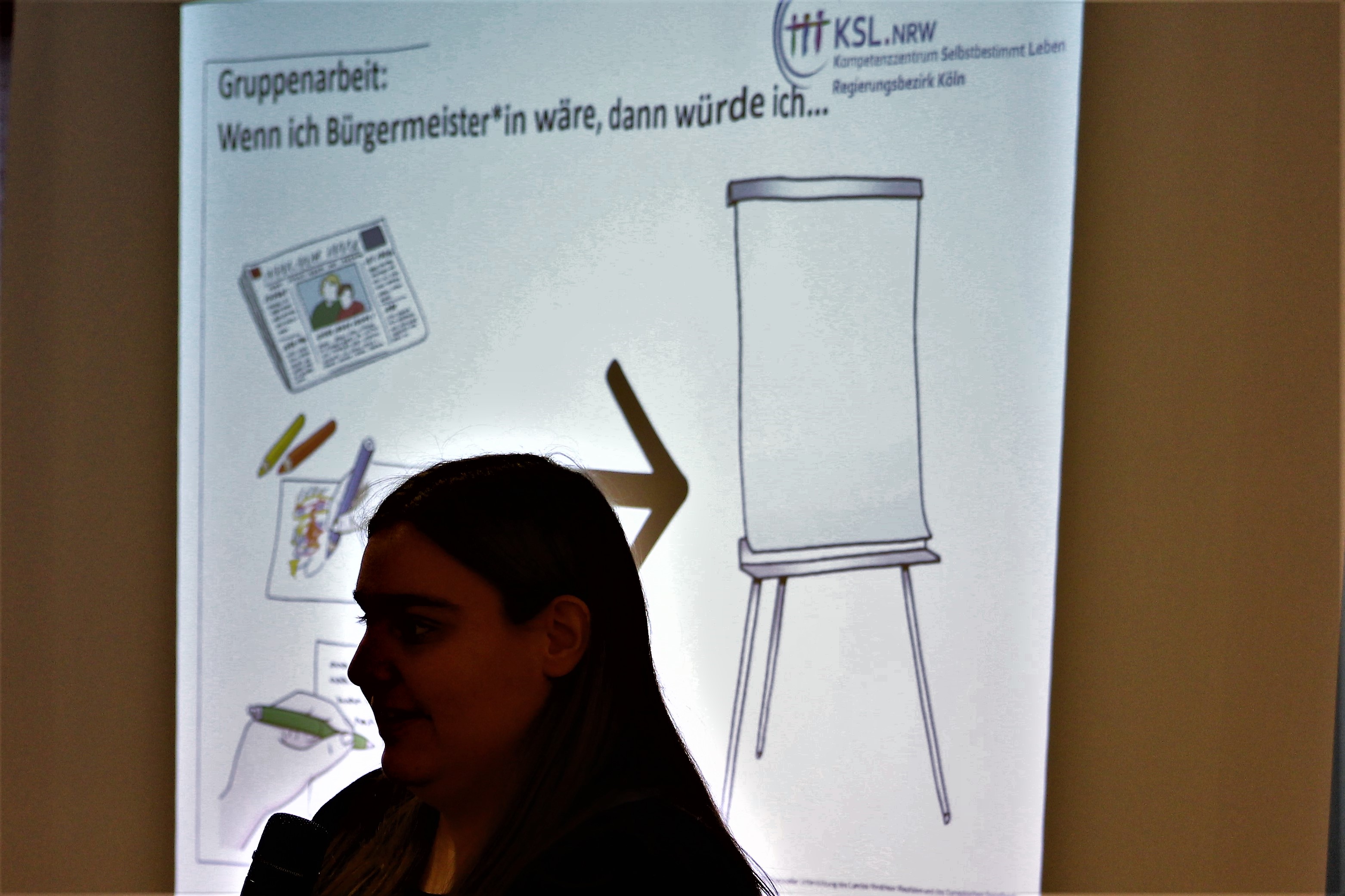 Das Bild zeigt eine Teilnehmerin vor einer Präsentation.