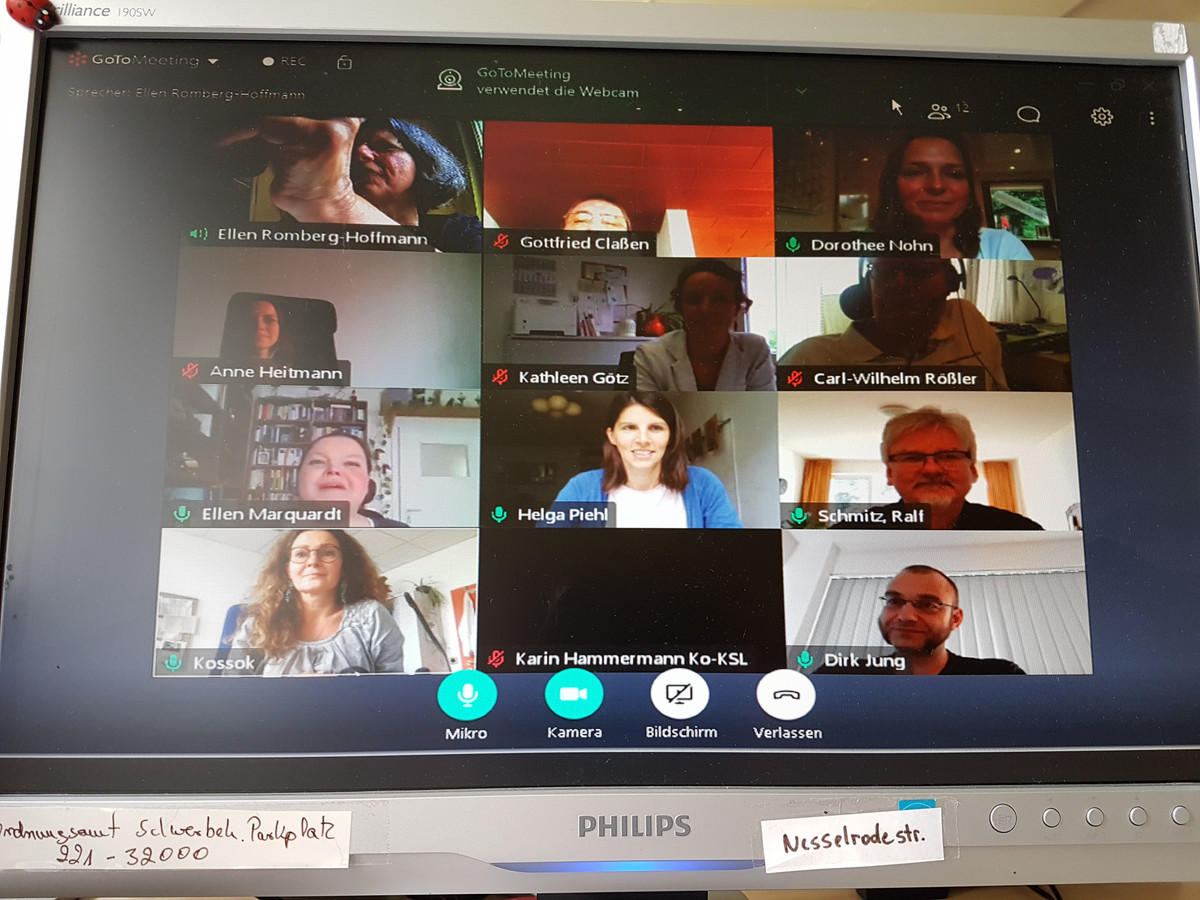 Es ist eine Bildaufnahme eines Bildschirms zu sehen, auf dem die Teilnehmenden des Praxisdialogs in der Videokonferenz gestreamt werden.
