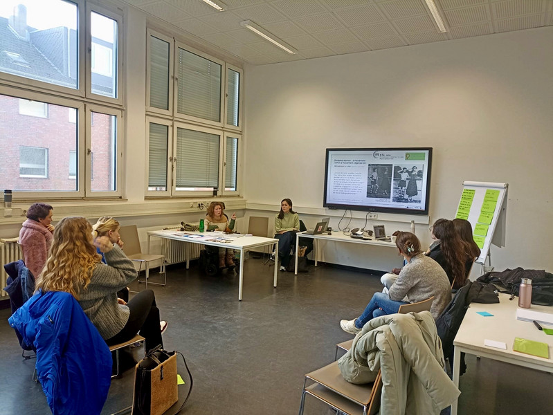 Eva Konieczny und Hagazussa e.V. Köln referieren vor Studierenden der Köln International School of Design.
