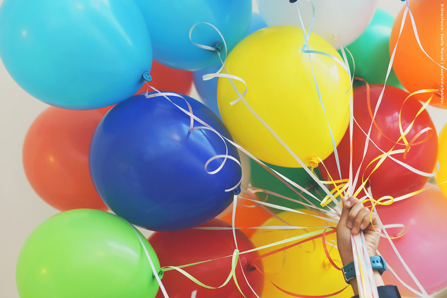 Eine bunte Mischung Luftballons als Bild für die bunte Auswahl von Veranstaltungen beim Sommercamp.
