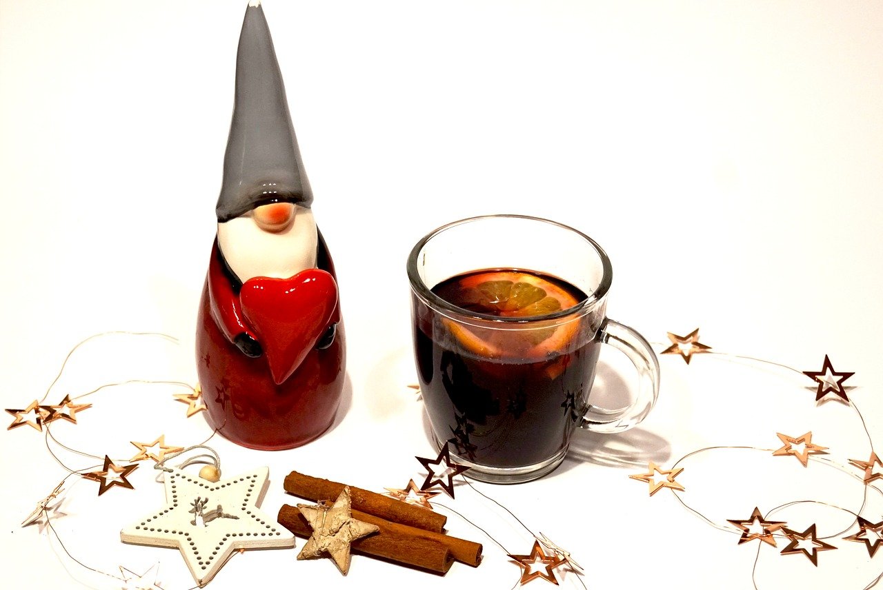 Ein Wichtel und eine Tasse Glühwein.