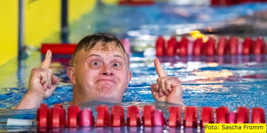 Das Foto heißt Glücksmoment und zeigt den Schwimmer Florian Wandke, der bei den Special Olympics den 3. Platz über 100 Meter Freistil erreichte.