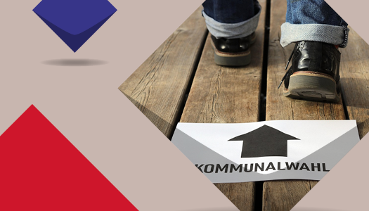 rote Kacheln der KSL und ein Foto von beinen einer Person die der Beschilderung zu Kommunalwahl folgt