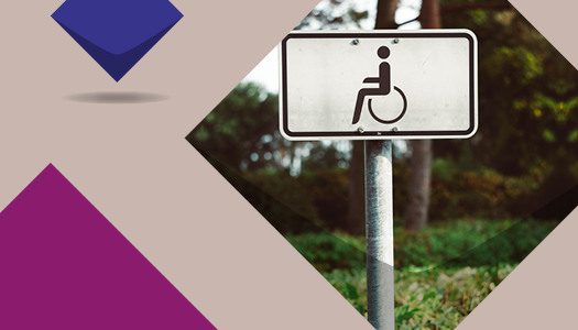 Foto von einem Schild mit einem Symbol für behinderung im Grünen