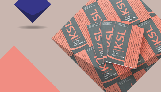 Eine rote Kachel und viele rote Broschuren der KSL-Konkret #9 nebeneinander