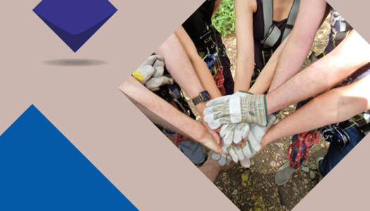 Eine rote Kachel und ein Foto von meheren Menschen, die bei einer Besprechung in der Gruppe die Hände in die Mitte halten