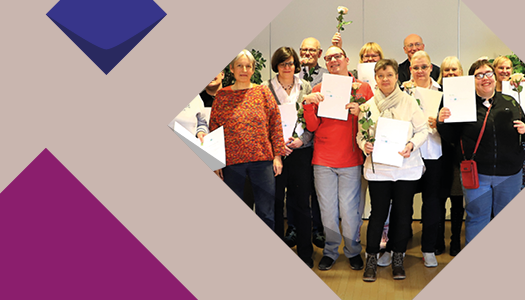 Eine lilane Kachel und ein Foto von einem Gruppenbild mit Menschen, die weise Rosen und eine Urkunde in den Händen halten