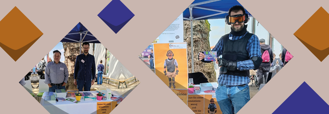Einige beige und blaue Kacheln und zwei Fotos: KSL.Düsseldorf-Mitarbeiter Gero Büskens posiert im Simulationsanzug mit Brille, Kopfhörern, Gewichten an Ober- und Unterkörper vor dem Info-Stand des KSL. Am Stand hängt ein Plakat mit der Aufschrift: “Testen Sie einen Simulationsanzug und wechseln Sie die Perspektive!” und ein Bild mit Gero und seinem Kollegen Christian Jurko am Stand.