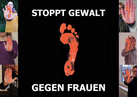 Mitarbeiter*innen des KSL Münster und orangenem Fußabdruck in der Handfläche gruppiert um Schriftzug Stoppt Gewalt gegen Frauen und dem orangenen Fußabdruck