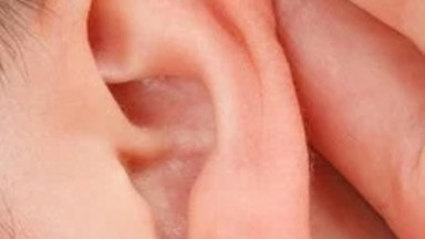 Eine Hand am hörenden Ohr