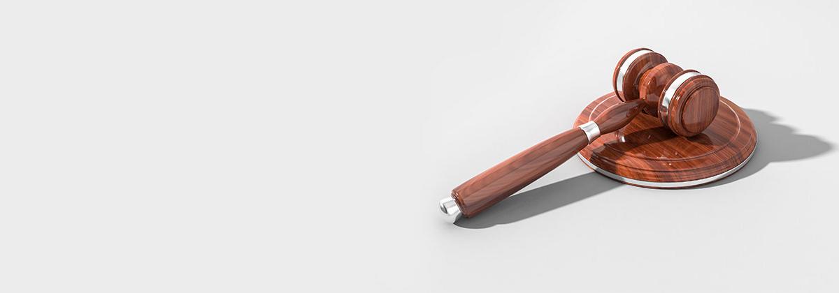 Ein Richterhammer und Resonanzblock aus Holz