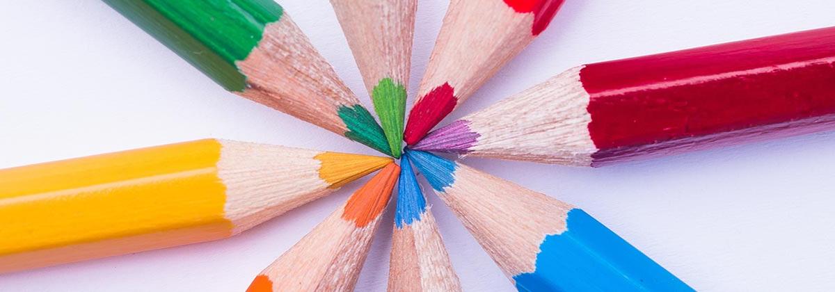 Stifte in unterschiedlichen Farben treffen sich mit den Spitzen.