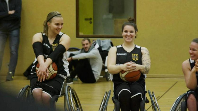 Das Bild zeigt drei Rollstuhlbasketballerinnen.