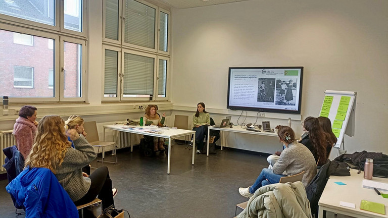 Eva Konieczny und Hagazussa e.V. Köln referieren vor Studierenden der Köln International School of Design.