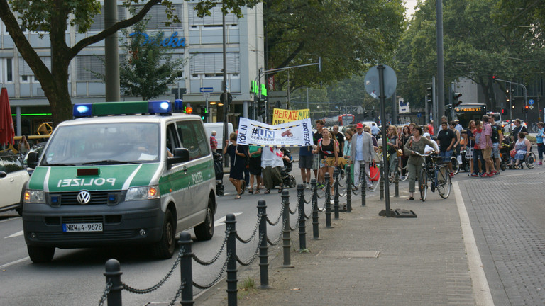 Protestzug von Menschen mit Behinderung durch die Straßen Kölns