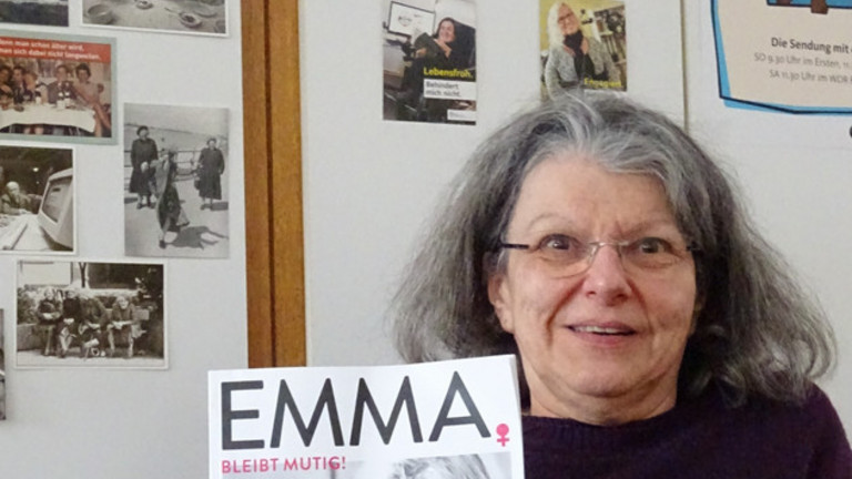 Ellen Romberg hält eine Ausgabe der EMMA in die Kamera.