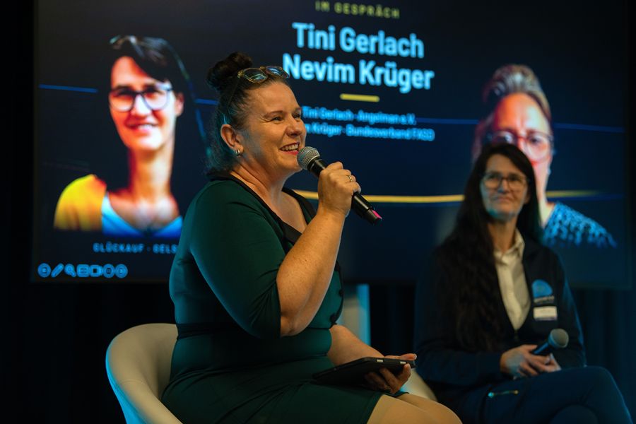 Podium mit Moderatorin und Tini Gerlach und Nevim Krüger