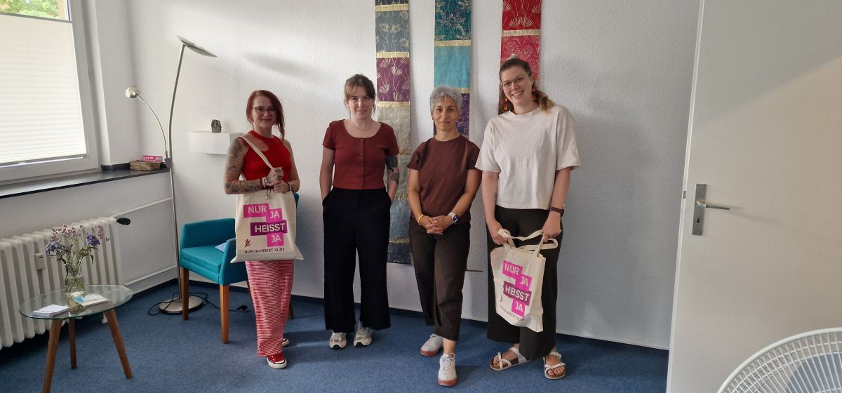 Vier Frauen von FrauenLeben e.V. und dem Netzwerk Wir wollen uns Lebend Köln sind zu sehen.