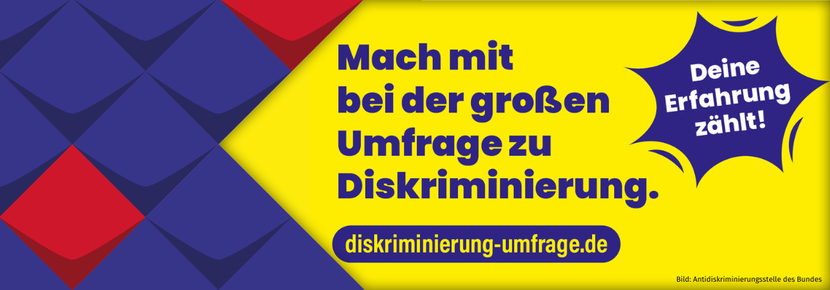 Gelber Hintergrund; Text und Akzentuierungen in blau, weiß und gelb: Aufruf zum Mitmachen bei der großen Umfrage zu Diskriminierungen der Antidiskriminierungsstelle des Bundes einschließlich dem Link zur Umfrage