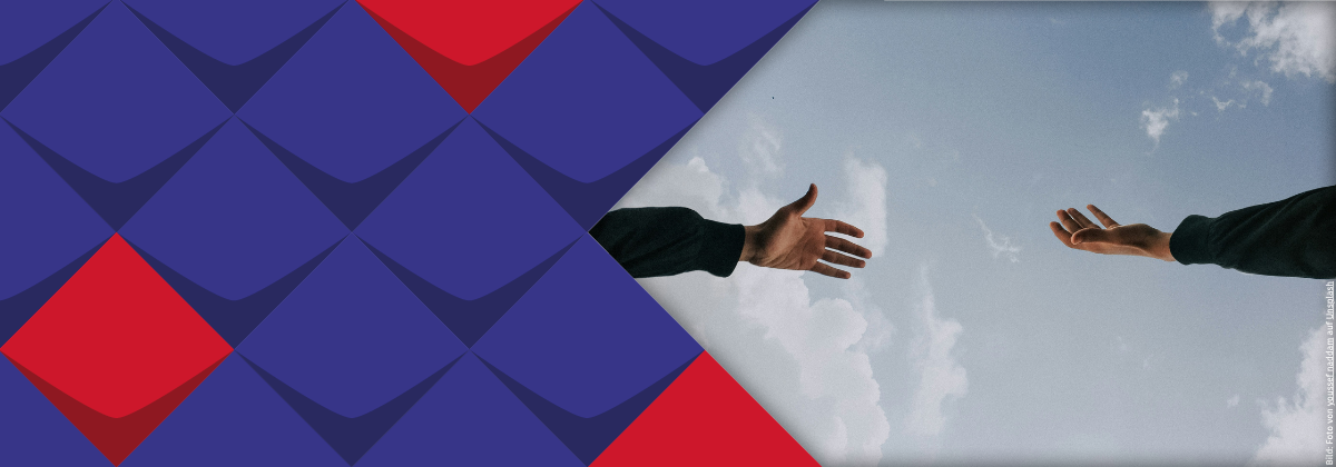 Peer Counseling Platzhalter Foto von Youssef Naddam auf Unsplash - zwei Hände die andeuten sich die Hände zu reichen, blauer Himmel im Hintergrund