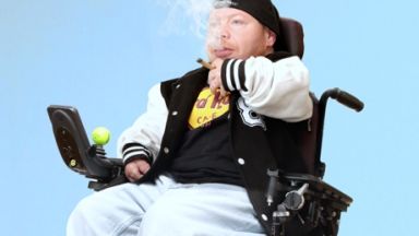 Rauchender Rollifahrer
