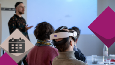 Eine Schulungs-Situation: Eine Person im Fokus trägt eine VR-Brille. Im Hintergrund sind weitere Personen zu sehen sowie Marcel Scharf vom KSL.Münster als Referent.