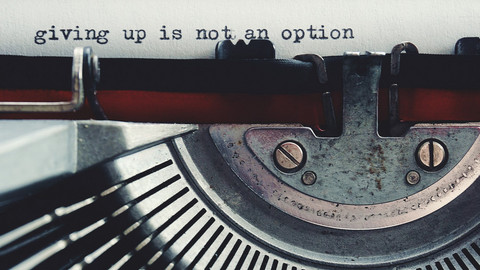 alte Schreibmaschine, jemand hat getippt: giving up is not an option