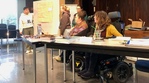 Das Bild zeigt die beiden Referentinnen und Schüler*innen bei der Präsentation ihrer erarbeiteten Aufgabe.