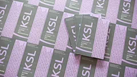 Foto mehrerer Ausgaben der Broschüre KSL-Konkret #3 Eltern mit Behinderung