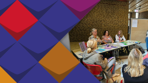 Eine Gruppe von Fachtagungsteilnehmerinnen sitzt in einer Runde.