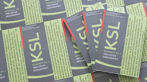 viele grüne Broschüren der KSL-Konkret #4.1